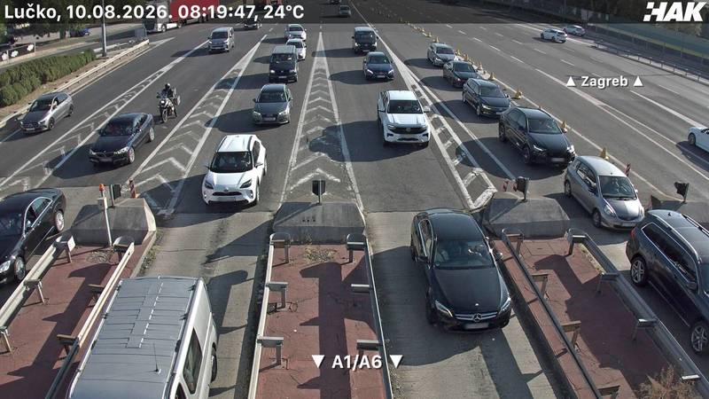 Kolone na cesti. Zbog prometne nesreće se vozi u jednoj traci