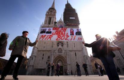 Prosvjedovali pred katedralom zbog odluke biskupa Mrzljaka