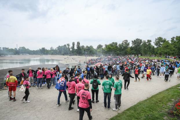 Zagreb: Kiša nije spriječila učenike da proslave kraj školovanja na Bundeku