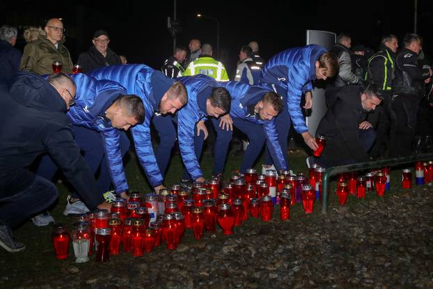 Osijek: Trener NK Osijeka Nenad Bjelica i igrači zapalili  svijeće kod spomen-obilježja Crveni fićo