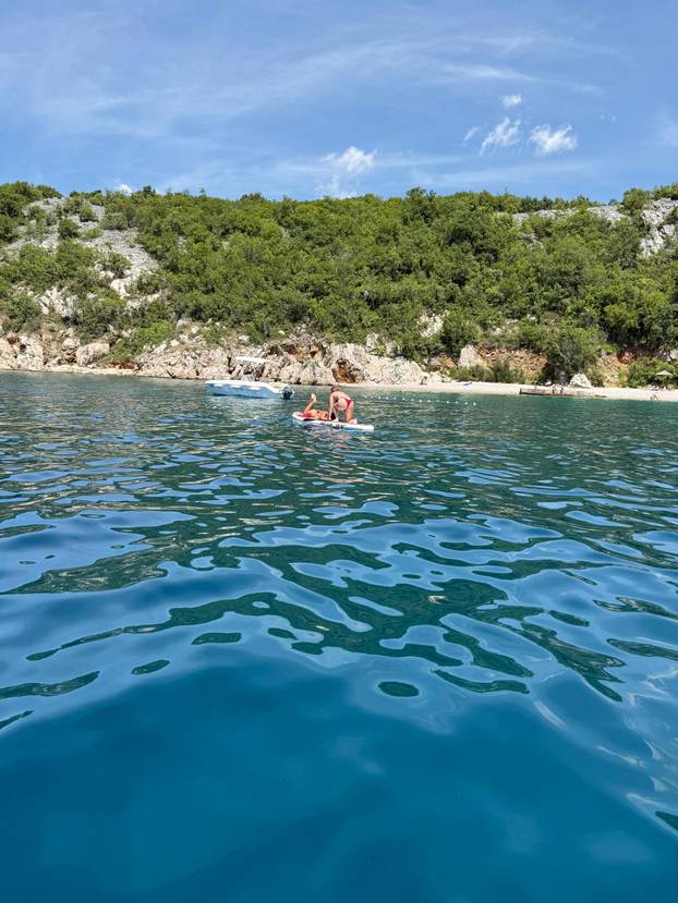 FOTO Nives i prijateljica sunčale se na SUP dasci u tangicama