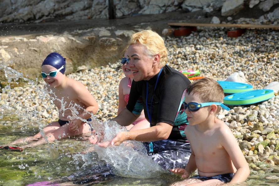 Rijeka: Svetlana Čistajkova i njena kći uče plivati ukrajinske mališane 
