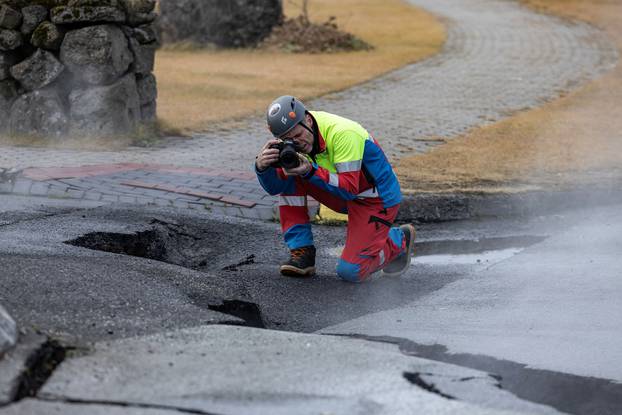 Risk of volcanic eruption in Iceland remains high