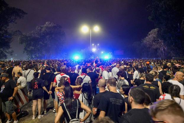 Zagreb: Završio je koncert Marka Perkovića Thompsona, kolone ljudi idu s hipodroma
