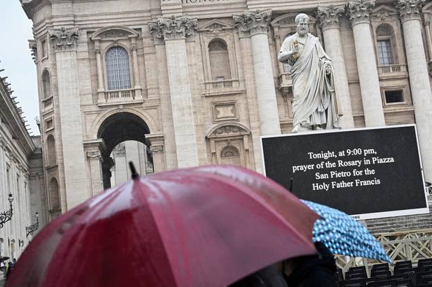 Pope Francis continues treatment at Gemelli hospital