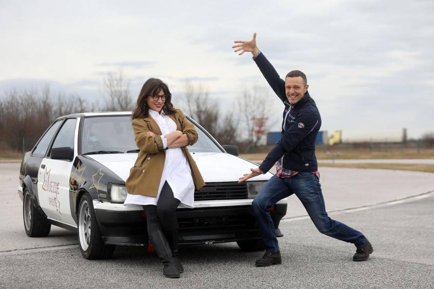 Sara iz 'Crno-bijelog svijeta' kod Šebalja mijenjala gumu, on je hvalio: 'Ti si baš idealna žena'