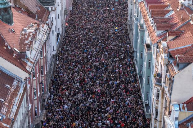 Sarajevo: Pogled iz zraka na okupljanje građana u čast Halidu Bešliću