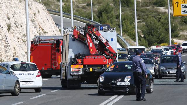 Troje ljudi ozlijeđeno u sudaru dva automobila na magistrali