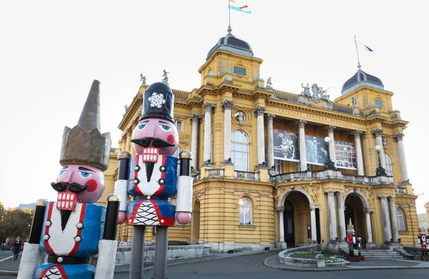 Zagreb: Ispred Hrvatskog narodnog kazališta postavljeni su orašari
