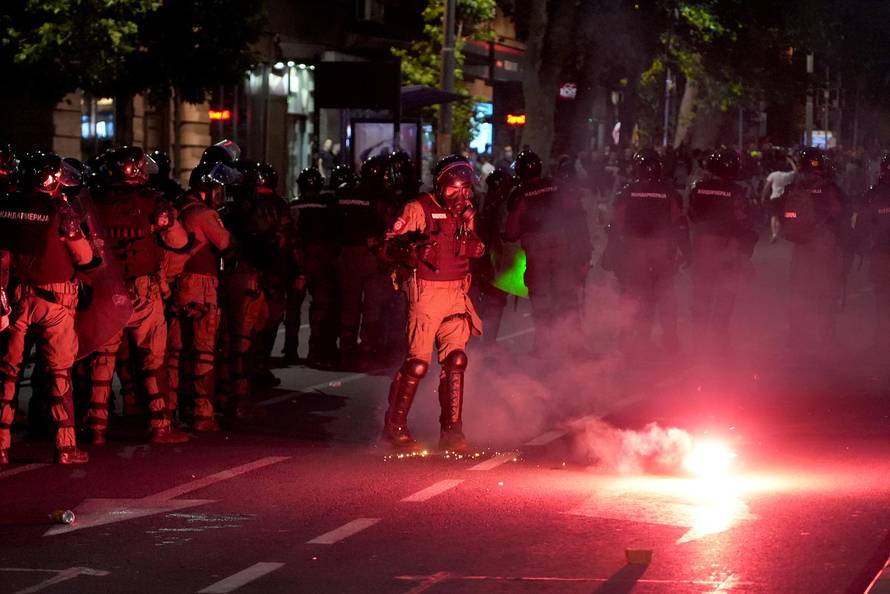 Neredi u Beogradu, sukobili se prosvjednici i policija