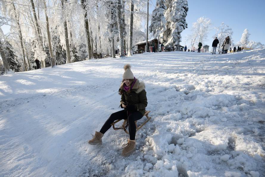 Zagreb: Građani uživaju u suncem okupanom Sljemenu 