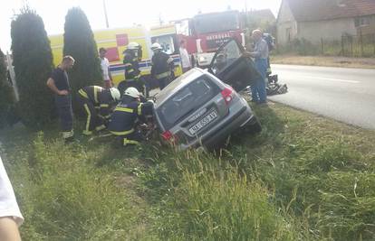 Sletio u jarak, sat su vremena rezali auto da izvuku vozača