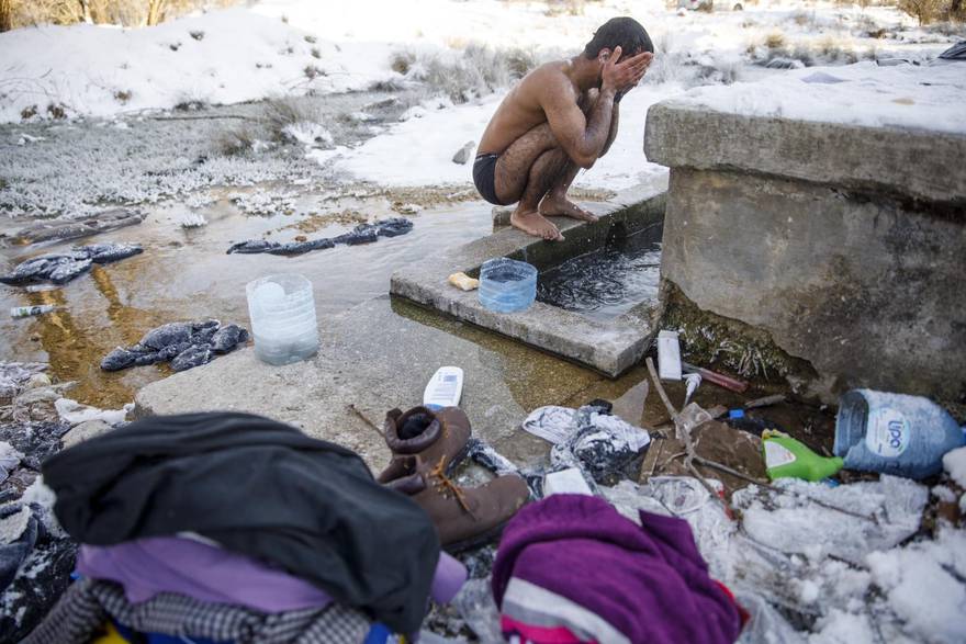 Migranti iz kampa u BiH kupaju se u potoku