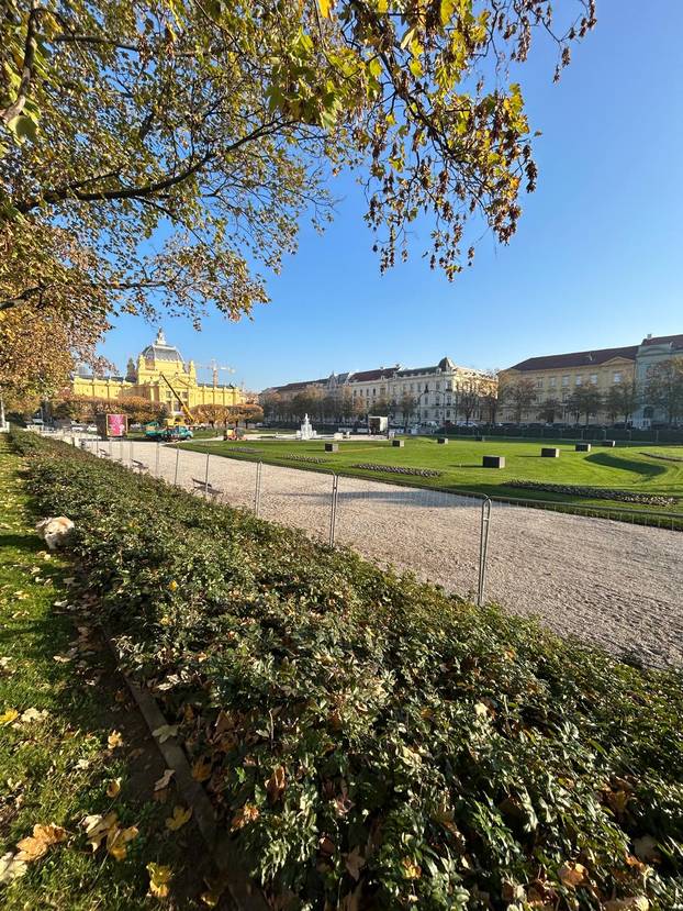 FOTO U Zagrebu se pripremaju za Advent: Slaže se klizalište...