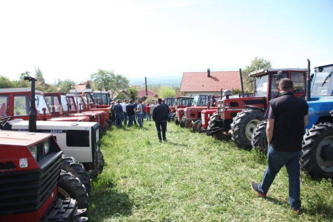 Blagoslovili su svoje  traktore: 'Sada će sigurno bolje orati...'