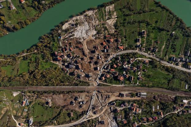 Pogled iz zraka na selo Donja Jablanica mjesec dana nakon razornih poplava i klizišta