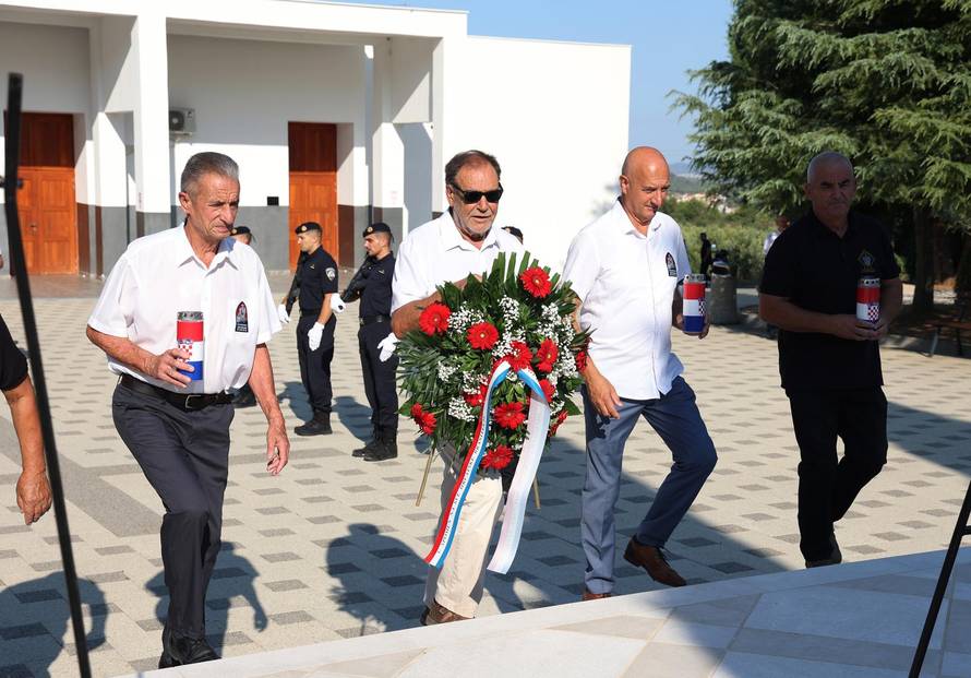 Šibenik: Položeni vijenci i zapaljene svije?e povodom obljetnice Oluje