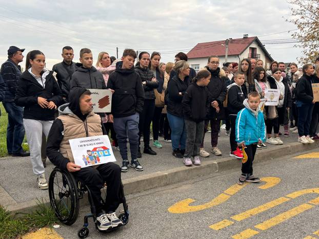 FOTO Prosvjed roditelja pred OŠ Dragonožec: 'Obećali ste, dajte nam školu', 'Škola nije projekt'