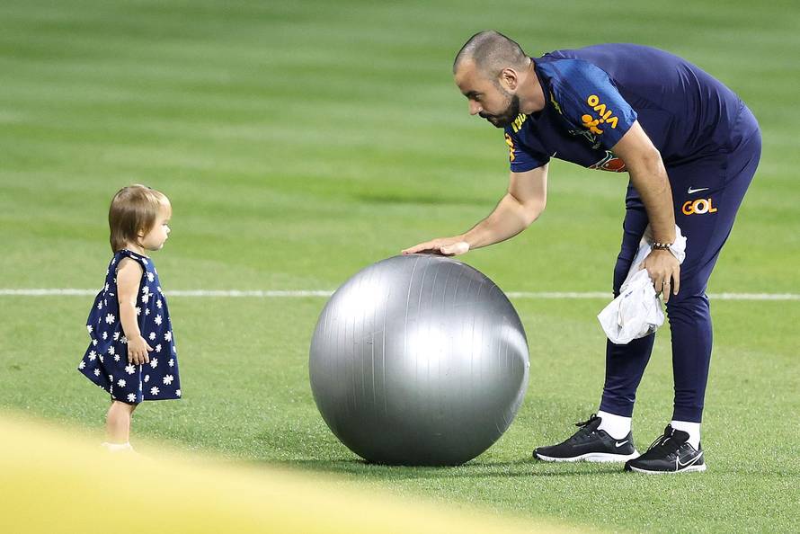 KATAR 20222 - Brazilske igra?e razveselilo druženje s djecom 