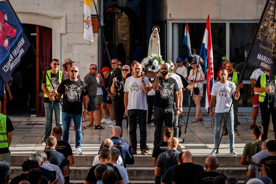 Split: Molitva krunice na Splitskom Peristilu