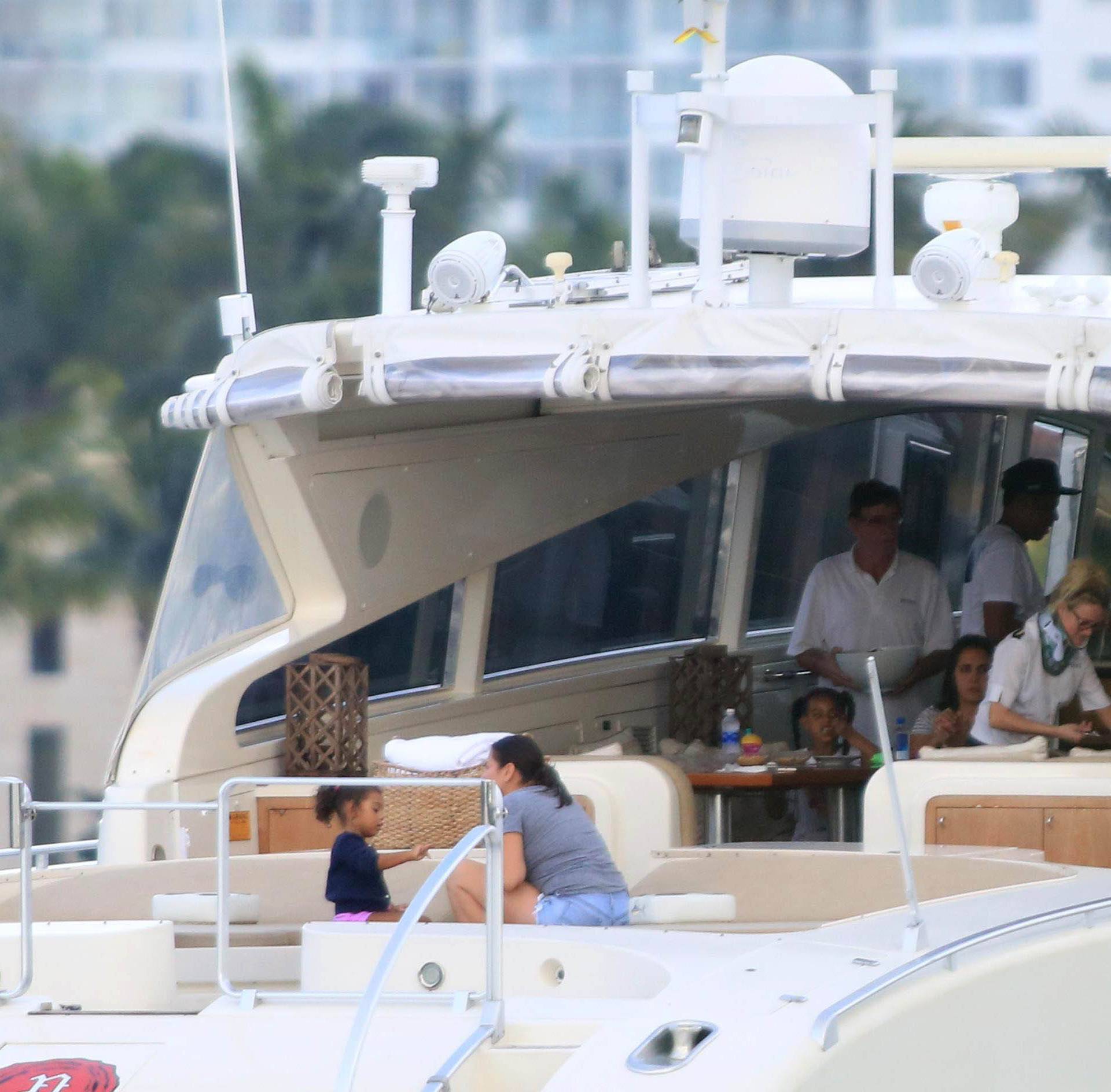 Jay-z and Beyonce Spend a Day in a Yacht With Family and Friends