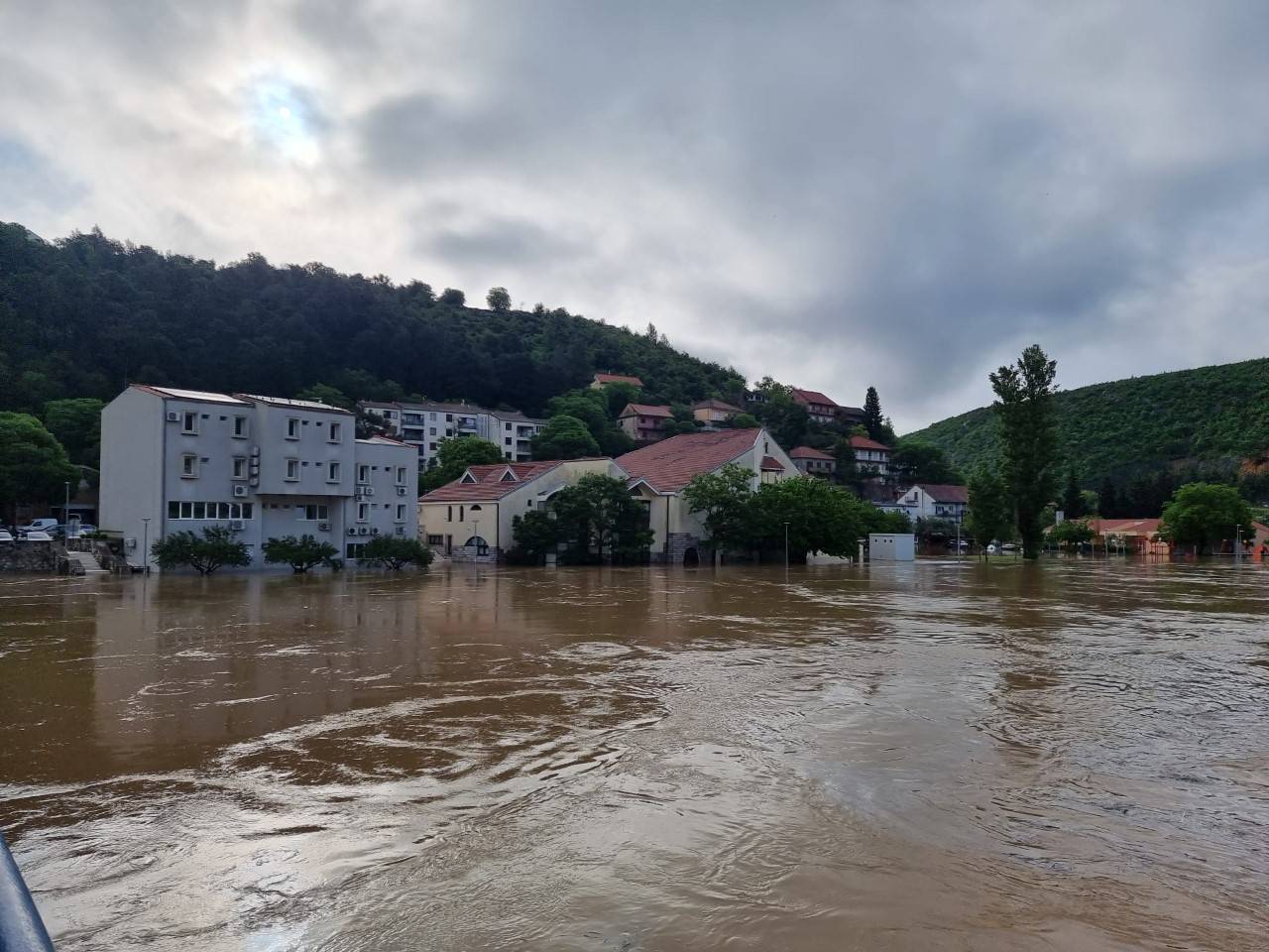 FOTO Srednja škola u Obrovcu poplavljena. Šef vatrogasaca: Upravo branimo gradsku jezgru