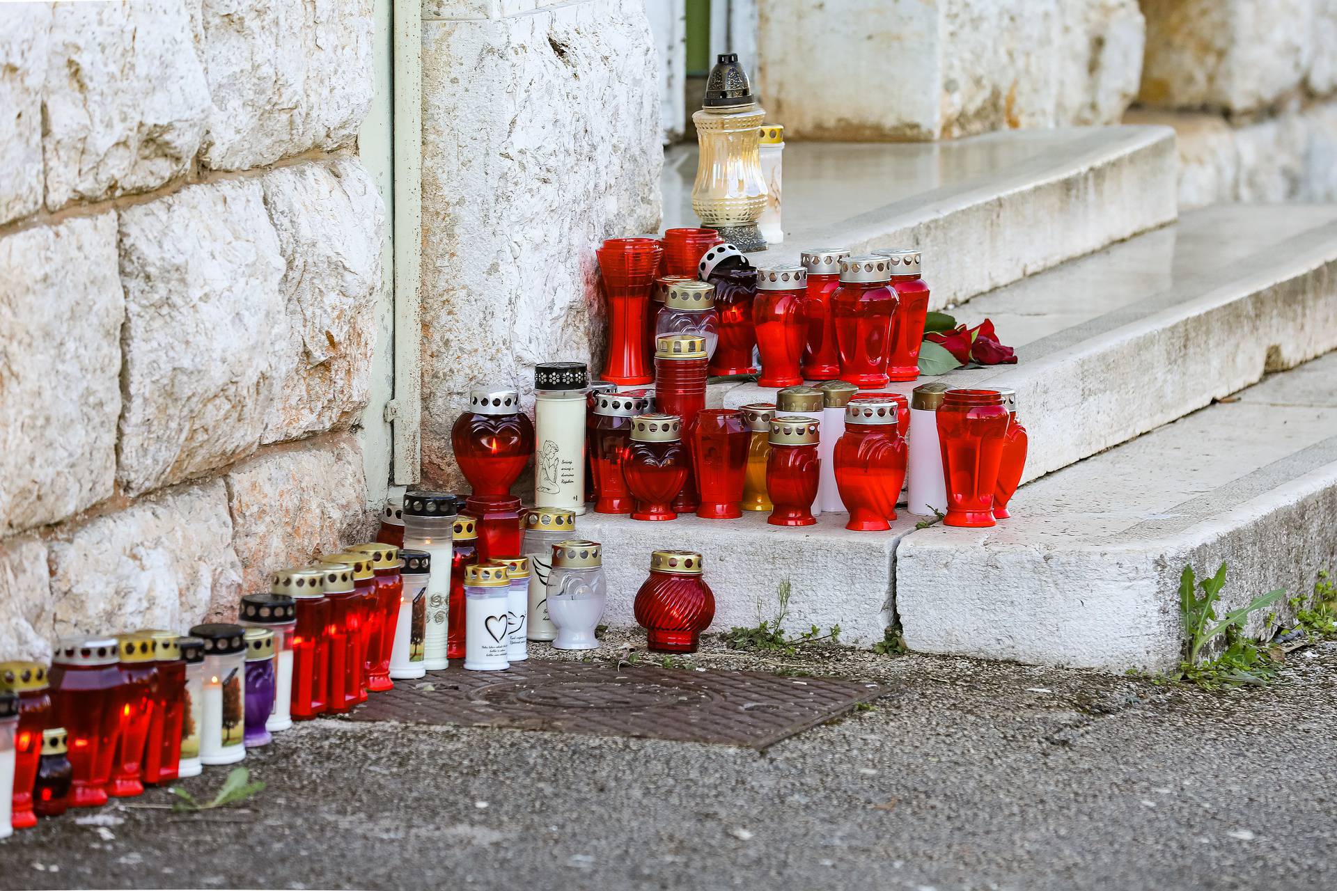 Poreč: Zapaljene svijeće ispred škole u koju je išao maturant koji je poginuo u Pragu