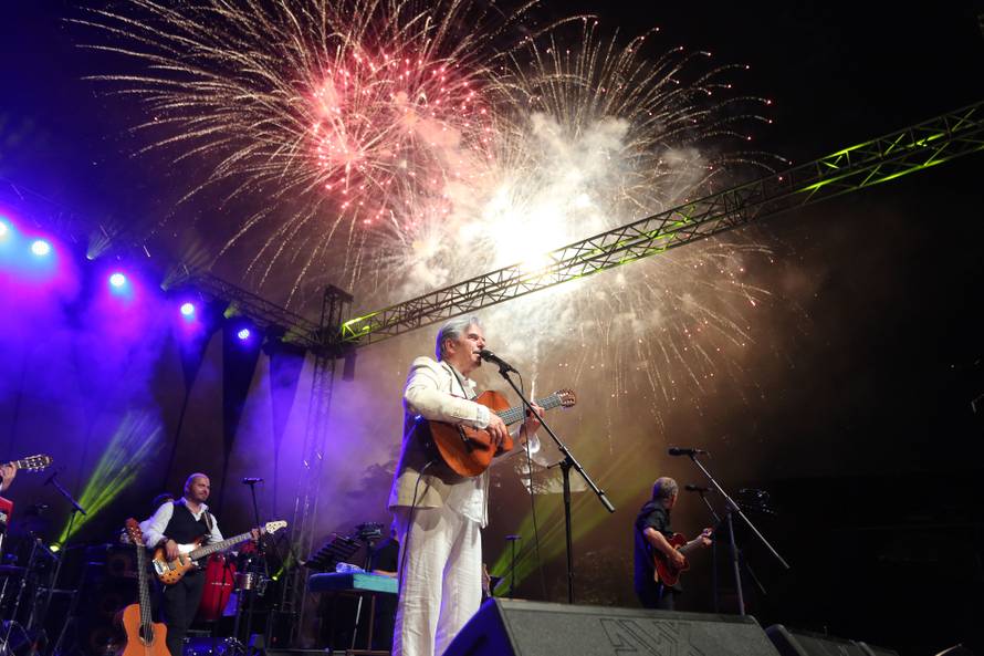 Radolfija raznježila unuka Ema (6): Donijela mu buket na binu