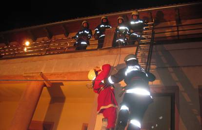 Halo vatrogasci! Spasite Djeda Mraza, "zapeo" je na balkonu