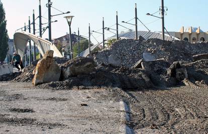Srbi betonom pojačali barikade na glavom mostu u K. Mitrovici
