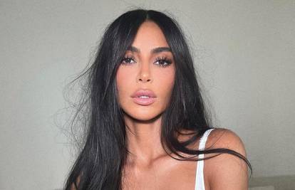 Kupaći Kim Kardashian svijetli u mraku: 'Je li ovo novi trend...?'