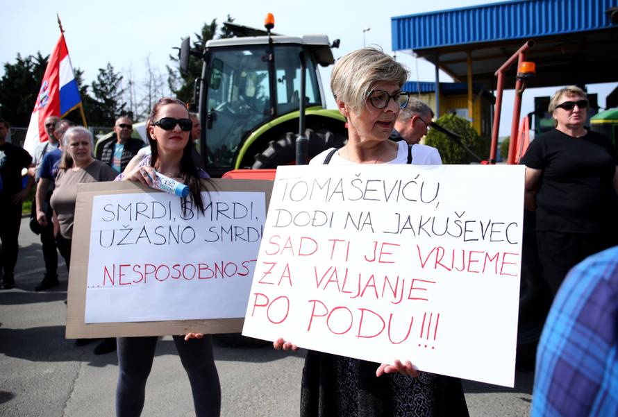 Zagreb: Građani traktorima blokirali ulaz na odlagalište otpada Jakuševec 