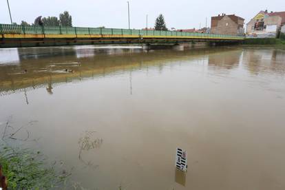 FOTO Sava se izlila iz korita u Zagrebu, Kupa raste i stvara nemile probleme u Karlovcu