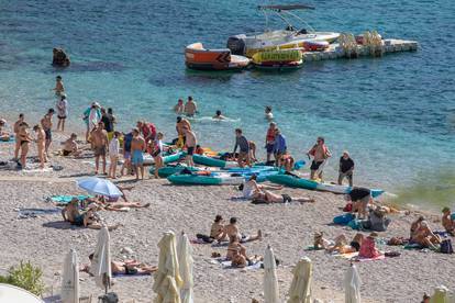 Ma kakva jesen?! Drugi je dan listopada, a plaže u Dubrovniku i Splitu nakrcane su kupačima