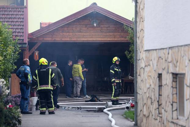 Zagreb: Vatrogasci gase požar na obiteljskoj kući u Blatu