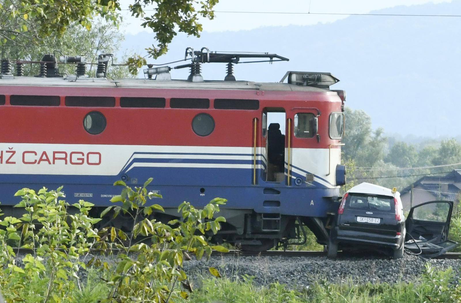 Staro Pračno: Vozač automobila ozlijeđen u naletu teretnog vlaka