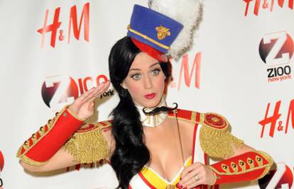 Katy Perry pjevala s brkovima u oskudnom kostimu vojnika