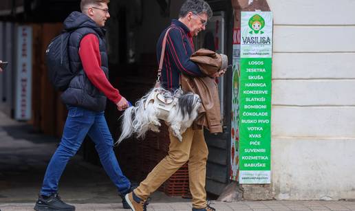 FOTO Mu&scaron;karac privukao pa&zcaron;nju u Zagrebu: Pogledajte kako nosi svog psa kroz grad...