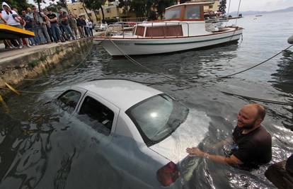 Zadranka izgubila kontrolu pa 'parkirala' auto u more