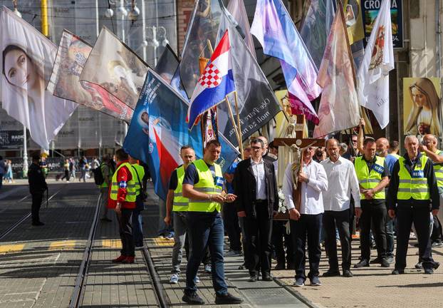 Zagreb: Molitelji na glavnom gradskom trgu