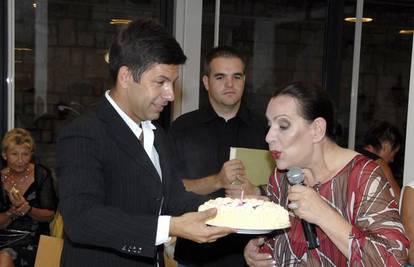 Šverko dobila tortu za rođendan sa zakašnjenjem