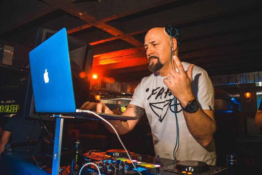 Frenki i Nered tuguju: Gru je hitovima obilježio devedesete