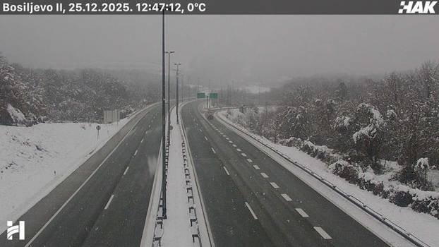 FOTO Pogledajte kakvo je stanje na cestama u Hrvatskoj: Snijeg u Lici, sunce 'provirilo' na jugu