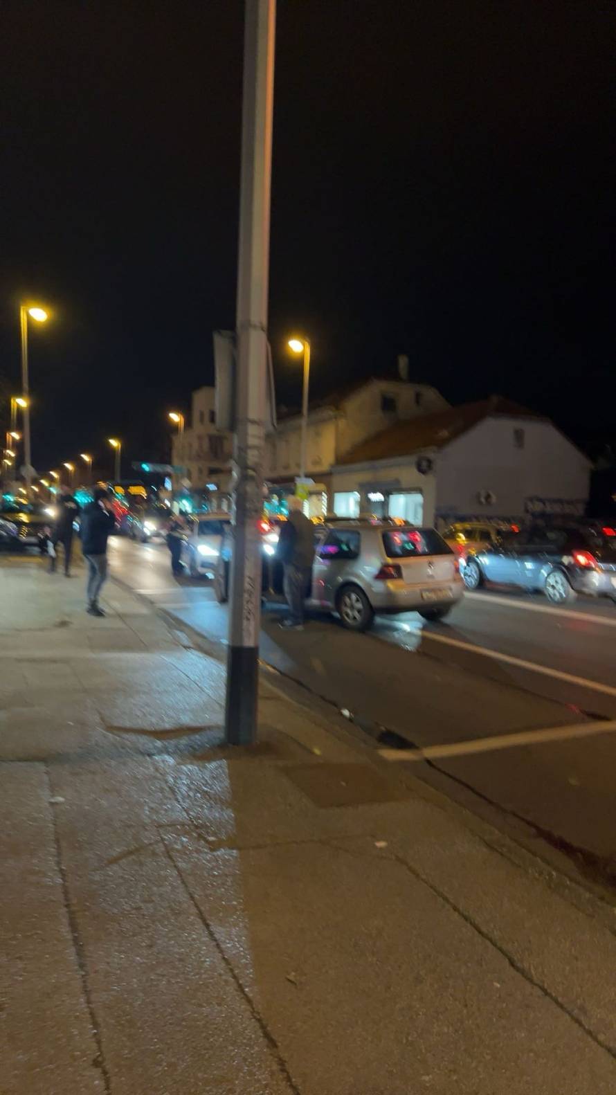 VIDEO Teška nesreća u Zagrebu:  Sudarila se dva auta na Ilici, jedan se odbio i udario pješaka