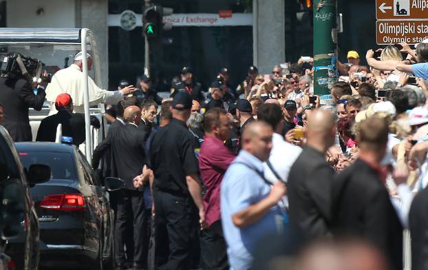 Sarajevo: Papa Franjo zaustavio kolonu kako bi poljubio dijete