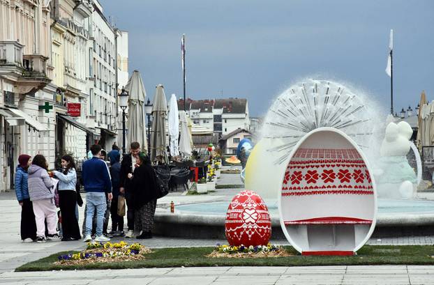 Slavonski Brod: Središnji gradski trg ukrašen velikim pisanicama
