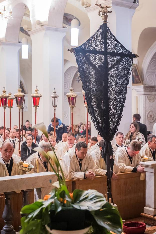 Jelsa: Ispraćaj jelšanskog križa i početak procesije "Za križen"