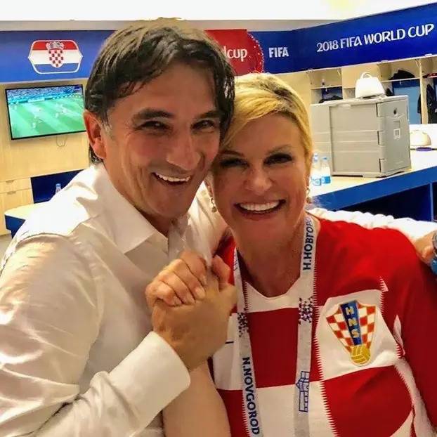 FOTO Kad Kolinda navija: Pila je pivo, klečala pred TV-om, ušla u svlačionicu i pokisnula kao miš