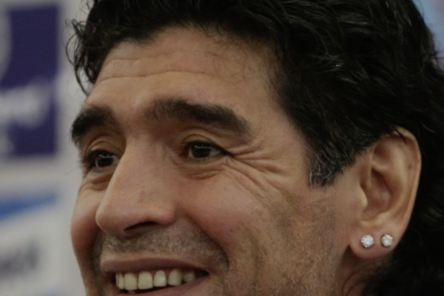 PREMINUO MARADONA