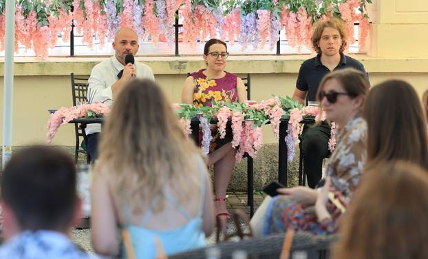 Zagreb: Promocija knjiga iz serijala Bridgerton i susret s autoricom Juliom Quinn